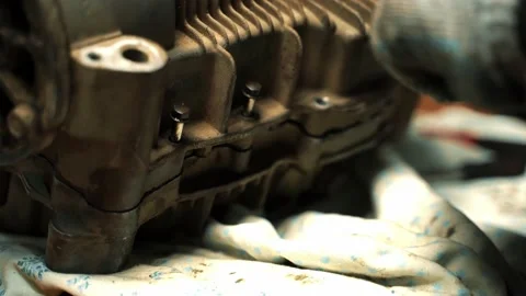 Assembling the engine for the ATV, screwing the bolts into the motor Vidéo 160551830