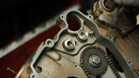 Assembling the engine for the ATV, screwing the bolts into the motor Vidéo 160551898