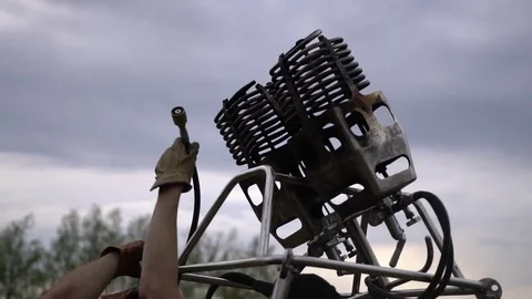 Assembling hot air baloon double burner, preparation for flight. Handheld shot 库存影片 80129910