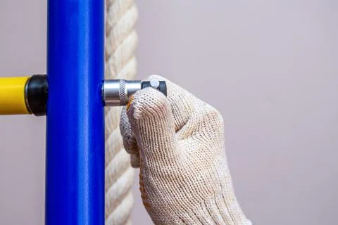 Assembling installing home gymnastic wall bars on the floor. Sport gym home c Foto stock
