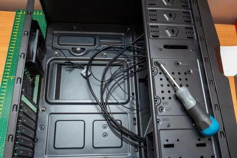 Assembling a personal computer processor connecting wires in a service. Upgra Foto stock