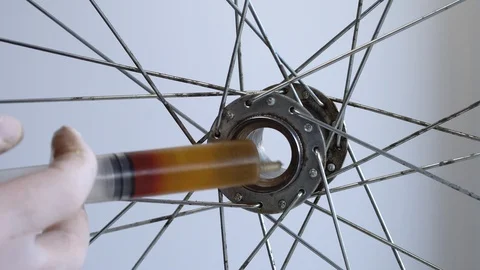 Assembling the rear hub of the bicycle wheel. Close-up shot A male hand in a 库存影片 117533461