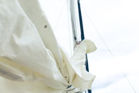 Assembling the sail of the yacht, remove the sails Foto stock