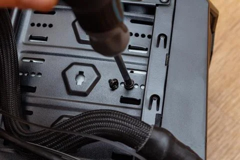 Assembling screwing a personal computer processor in a service. Upgrade repai Foto stock