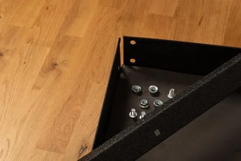 Assembling tool chest with panels and screws Foto stock