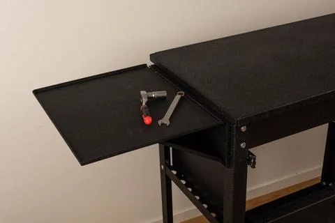 Assembling tool chest with panels and screws Foto stock