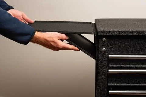 Assembling tool chest with panels and screws Stock-Fotos