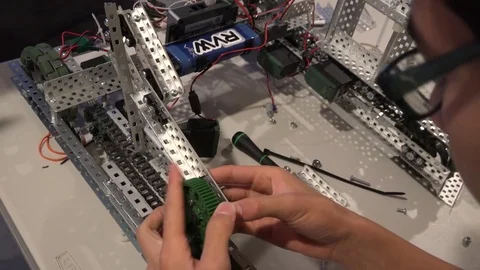 Assembling Vex Robot Close Up Hands 库存影片 81761103