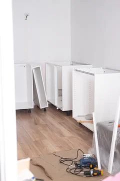 Assembling the white frames of the modular kitchen. Step by step assembly Stock-Fotos