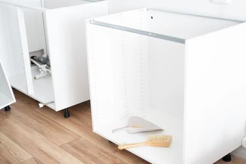 Assembling the white frames of the modular kitchen. Step by step assembly Foto stock