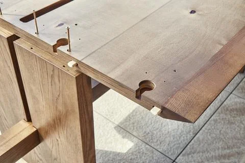 Assembling of wooden dining table with worktop connectors Stock-Fotos