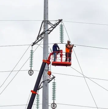 Assembly and installation of new support of a power line Foto stock