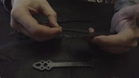 Assembly of carbon frame for FPV quadcopter, 5 inches Vídeo Stock 168341322