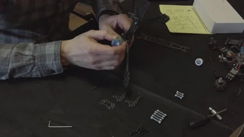 Assembly of carbon frame for FPV quadcopter, 5 inches Vídeo Stock 168344033