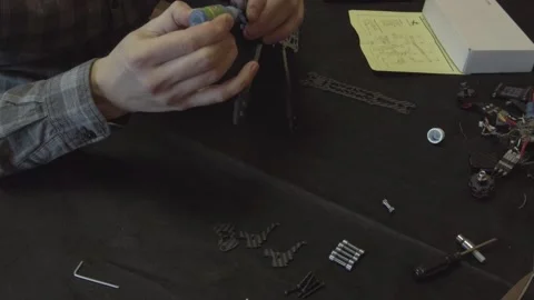 Assembly of carbon frame for FPV quadcopter, 5 inches Vídeo Stock 168345133