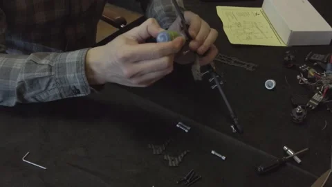 Assembly of carbon frame for FPV quadcopter, 5 inches Vídeo Stock 168345408