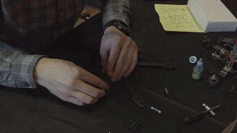 Assembly of carbon frame for FPV quadcopter, 5 inches Vídeo Stock 168345856