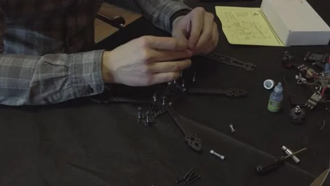 Assembly of carbon frame for FPV quadcopter, 5 inches Vídeo Stock 168345867