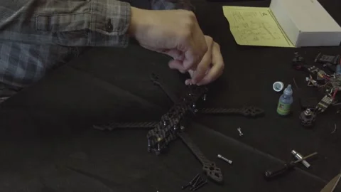 Assembly of carbon frame for FPV quadcopter, 5 inches Vídeo Stock 168346007