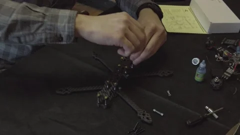 Assembly of carbon frame for FPV quadcopter, 5 inches Vídeo Stock 168348124