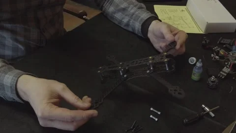 Assembly of carbon frame for FPV quadcopter, 5 inches Vídeo Stock 168348379