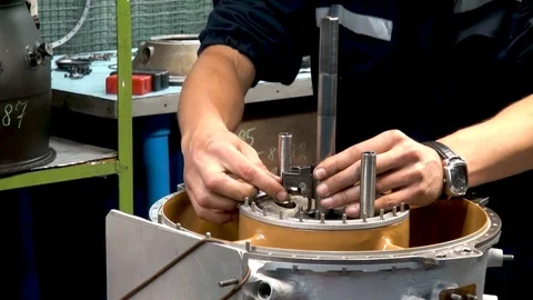 Assembly of compressor part of engine TV3-117 for dual-use helicopters. Vídeos de archivo 123210133