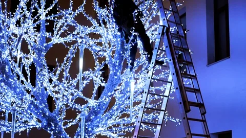 Assembly of a decorative tree with garlands 動画素材 85979869