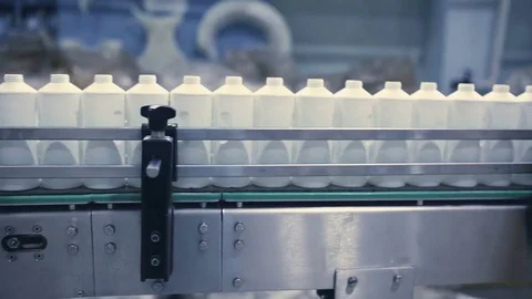 Assembly line production of plastic bottles Stock-Footage 75456898