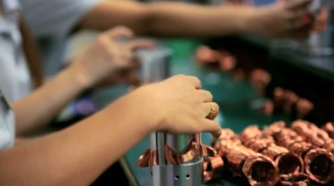Assembly line workers producing electrical products, China, Time lapse Vidéo 33527595