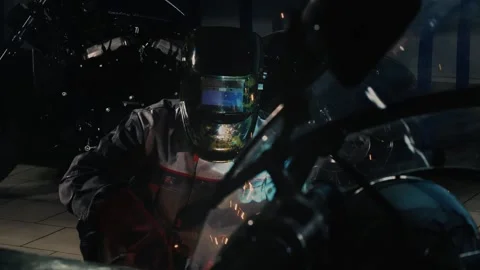 Assembly of the motorcycle. welder Vidéo 131727544