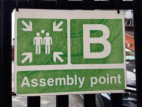 Assembly point sign with group icon and large B letter in Manchester UK pub.. 库存照片
