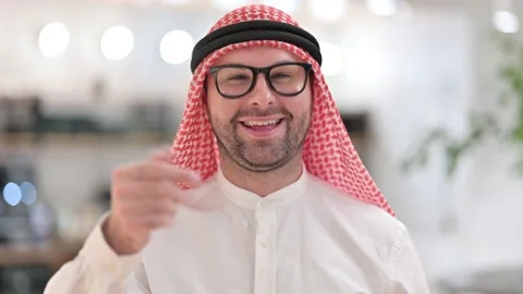 Assertive Young Arabic Man Pointing with Finger and Inviting 스톡 동영상 139772345