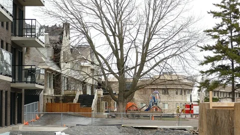 Assessing conditions of structural damage after a fire in pretty building Vídeos de archivo 129645984