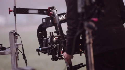 The assistant controls the film camera Vídeo Stock 167905292