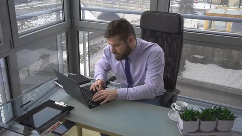Assistant, employee brings leader, ring binder with documents, in work, office 库存影片 73170331