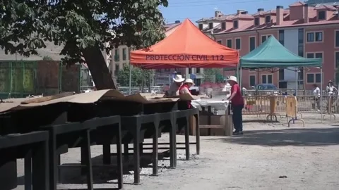 Association distributes more than 10,000 servings of beans in a popular mass mea Vídeo Stock 282808182