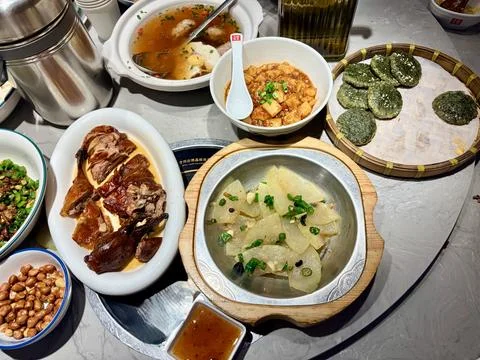 Assorted Asian Dishes on a Round Table Fotos de archivo