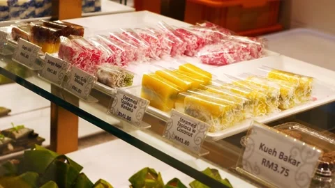 Assorted baba nyonya food arranged on tray selling at the restaurant. Видео 197935201