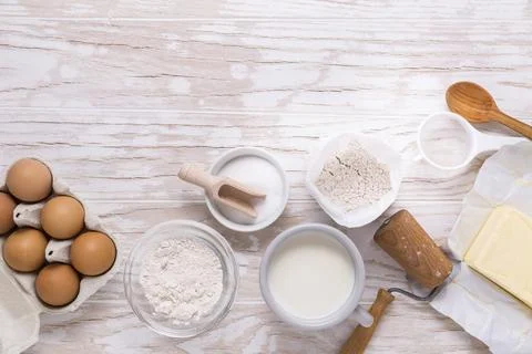 Assorted baking ingredients and kitchen utensils for cooking and baking on Foto stock