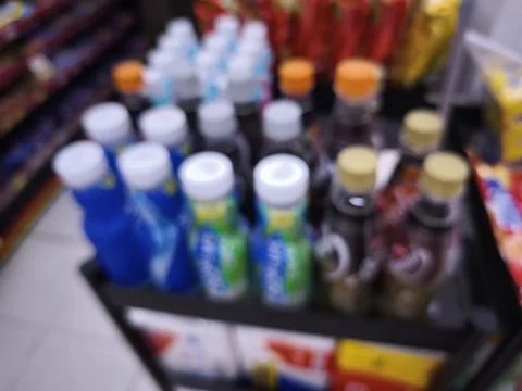 Assorted beverages on store shelf display. Foto stock