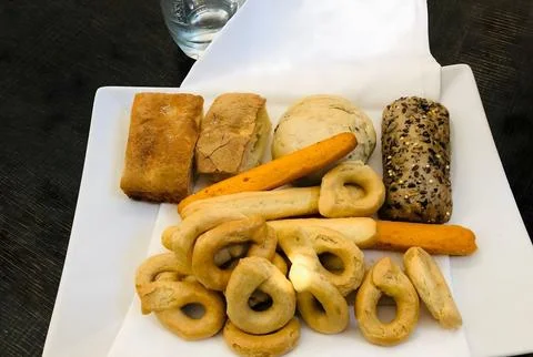 Assorted Breadsticks and Crackers on a White Plate Foto stock