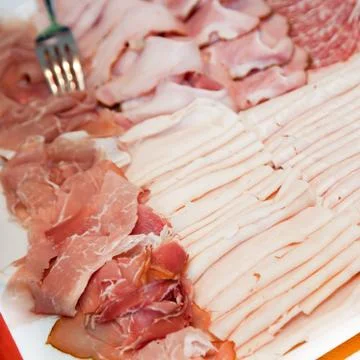 Assorted cold meats on a buffet platter Foto stock