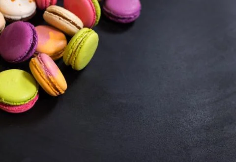 Assorted colorful macaroons on a dark background Foto stock