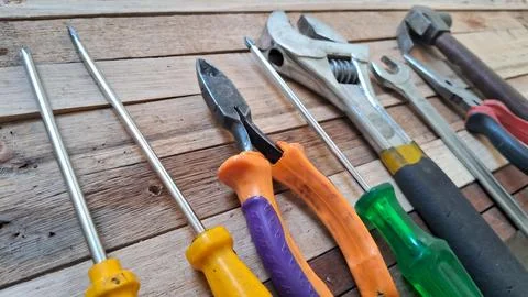 Assorted construction hand tools arranged neatly on rustic wooden planks Fotos de archivo