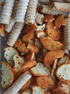 Assorted crispy bread snacks and toasted croutons in close-up container view Fotos Stock