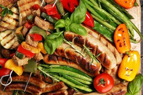 Assorted delicious grilled meat with vegetable on a barbecue. Grilled pork sh Foto stock