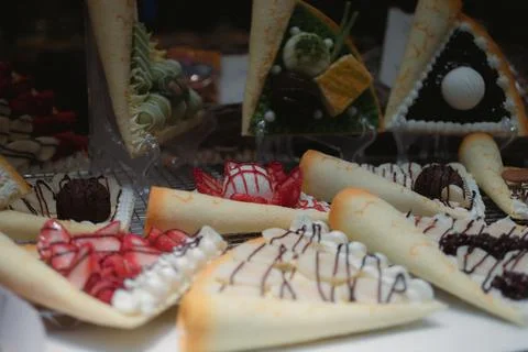 Assorted desserts with various toppings on display on a table Foto stock
