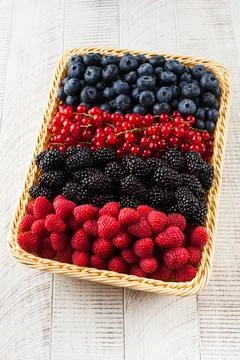 Assorted different types of ripe wild berries in a basket. berries. Foto stock