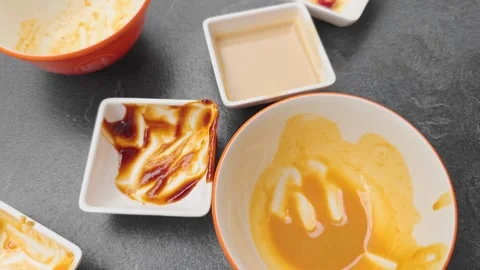 Assorted dipping sauces served with Chinese hot pot meal, restaurant dining.. 库存影片 339640258