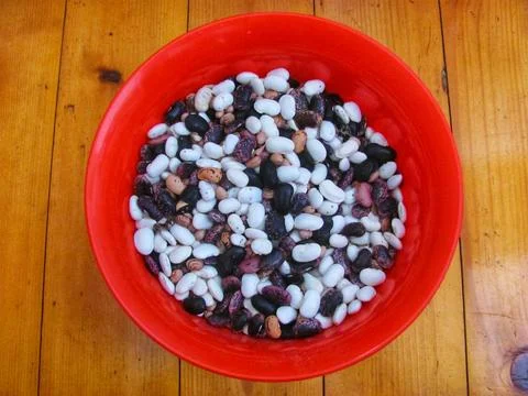 Assorted dried kidney beans mixture in a bowl on wooden surface Fotos Stock